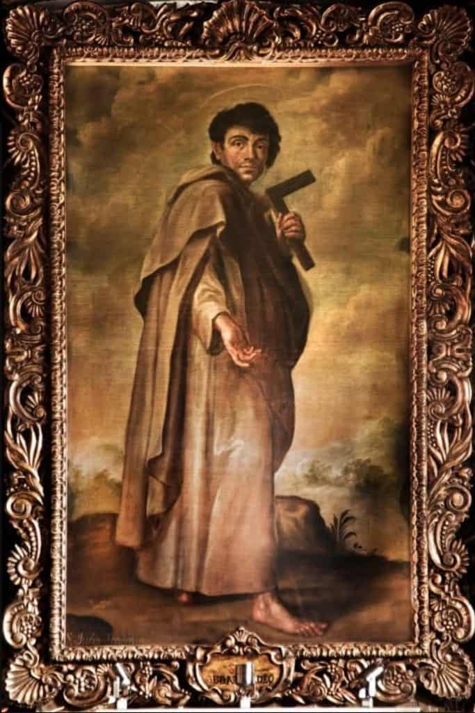 Favela de San Francisco de Asís, en Río de Janeiro, Brasil, con una imagen artística de un santo con cruz, dentro de un marco ornamental. – SoyMigrante.com REVISTA