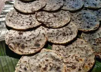 Pan de yuca artesanal expuesto en base de hoja de plátano, resaltando tradición y cultura alimentaria en comunidades rurales.