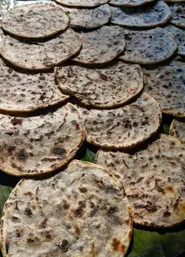Pan de yuca artesanal expuesto en base de hoja de plátano, resaltando tradición y cultura alimentaria en comunidades rurales.