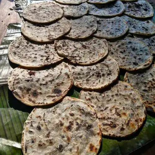Pan de yuca artesanal expuesto en base de hoja de plátano, resaltando tradición y cultura alimentaria en comunidades rurales.