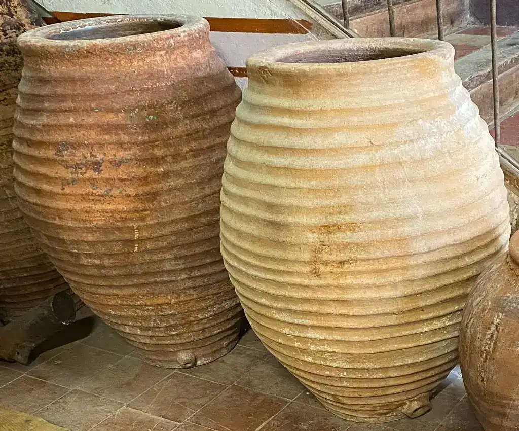 Gran vasija de barro tradicional mexicana, perfecta para decoración y almacenamiento, exhibiendo técnica artesanal y cultura popular en México. – SoyMigrante.com REVISTA