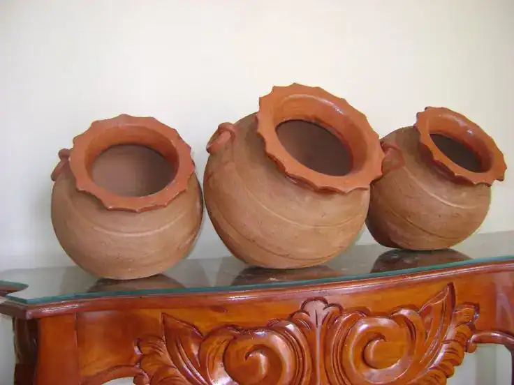 Terra cota vasos decorativos tradicionales en madera tallada, ideales para decoración mexicana y cultura latina. – SoyMigrante.com REVISTA