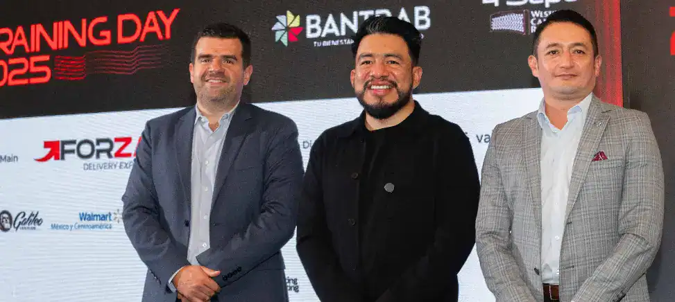 Innovadores profesionales en evento de tecnología y emprendimiento en México, participando en la feria SoyMigrante.com Revista, promoviendo networking, innovación y desarrollo en el sector digital. – SoyMigrante.com REVISTA