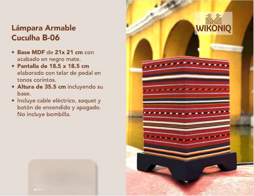 Lámpara de escritorio con base MDF, pantalla de 18.5 x 18.5 cm y cuerpo decorado con telar de pedal en tonos corintos, incluye cable, botón y no tiene bombilla.