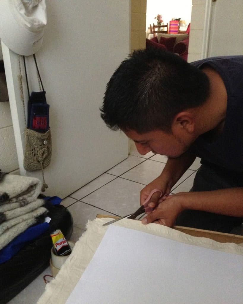 Reparación de mobiliario por un hombre en interiores, trabajos manuales, artesanía en casa, reparación casera, artesano profesional, trabajo artesanal, mantenimiento del hogar, habilidades manuales, carpintería doméstica, bricolaje. – SoyMigrante.com REVISTA