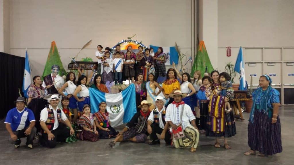 La comunidad guatemalteca en Oklahoma ha participado prácticamentes desde el inicio de Fiestas de las Américas. Esta es una foto del recuerdo del desfile de 2013. – SoyMigrante.com REVISTA