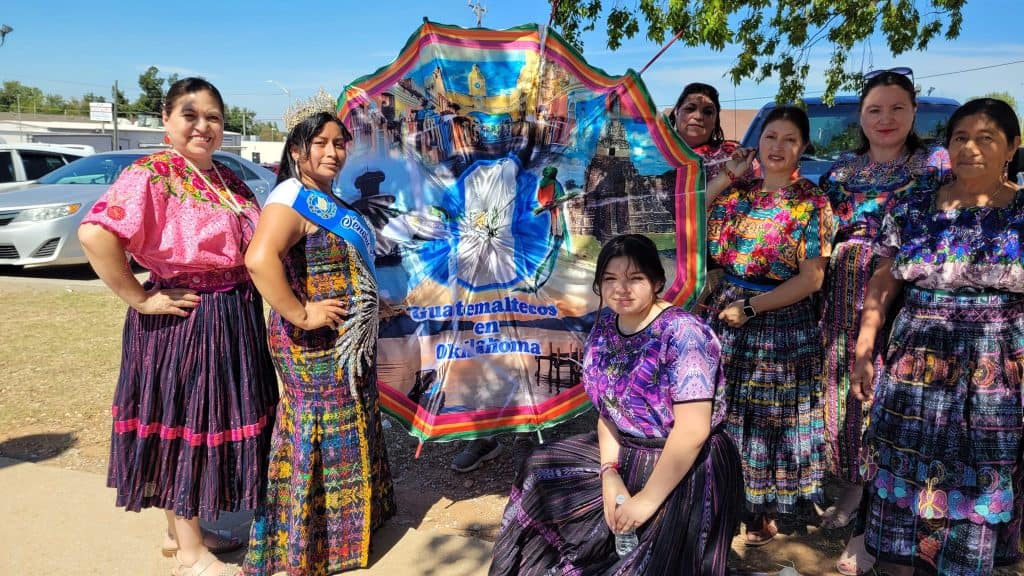 En 2002 se lucieron elementos tradicionales de la multiculturalidad guatemalteca, entre ellos la indumentria maya tradicional y también barriletes alusivos. – SoyMigrante.com REVISTA