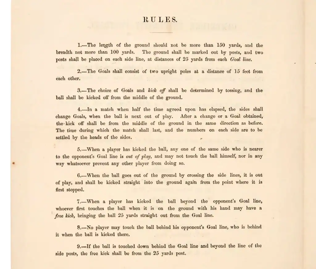 Las reglas de Cambridge 1863 mantienen los mismos principios que en la actualidad: dos equipos, con dos porterías, un juego que comienza desde el centro del cambio y la lucha por meter el balón en la portería contraria. Todo aquello tan cotidiano hoy era una novedad en aquellos años. Fueron estas reglas las que llegaron a Guatemala a través de jóvenes estudiantes. – SoyMigrante.com REVISTA