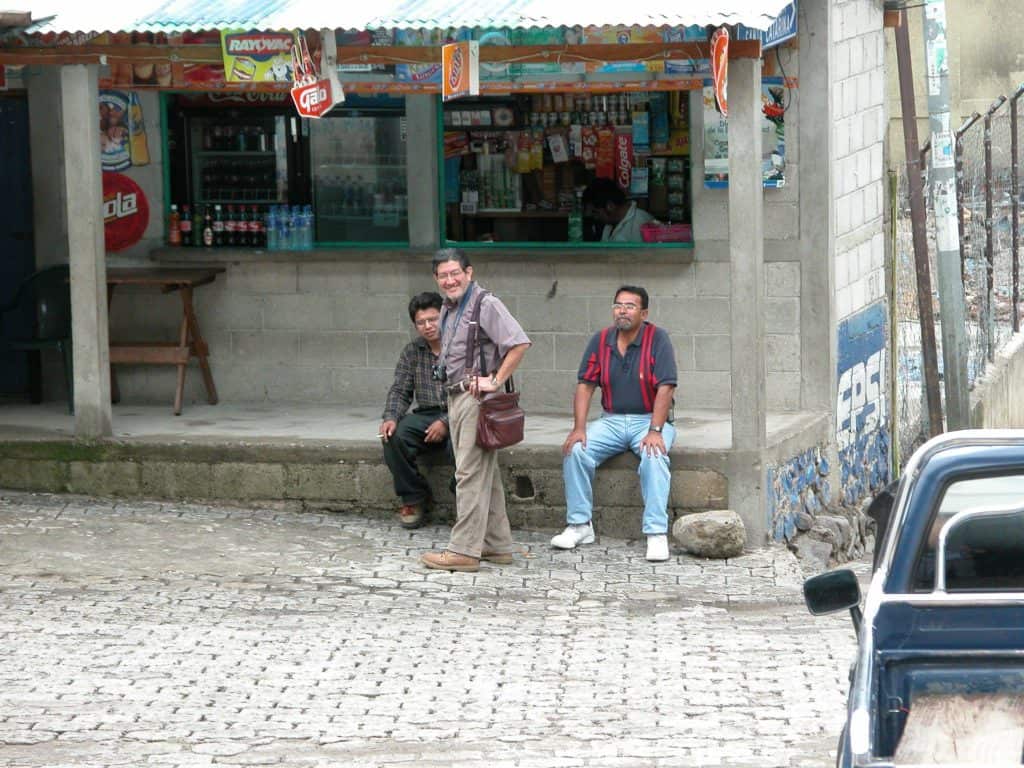 Roberto Cabrera solía hacer extensas investigaciones en el área de Atitlán, aquí junto al artista Benvenuto Chavajay.