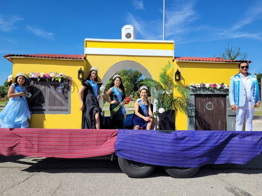 Carroza guatemalteca de 2024, con el emblemático Arco de Santa Catalina, ganó un premio por su originalidad. – SoyMigrante.com REVISTA