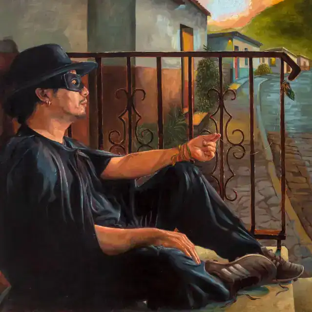 Pintura de Johnny Castilo de Guatemala en Los Angeles – SoyMigrante.com REVISTA Soymigrante.com revista, mujer en disfraz de superhéroe sentado en una banca en una calle con casas y montañas al fondo, imagen artística que destaca temas de migración y cultura en Latinoamérica.
