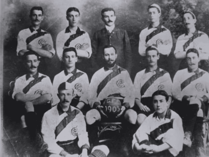 El primer equipo guatemalteco se fundó en septiembre de 1902: Guatemala Foot Ball Club, De pie y de izquierda a derecha: Jorge Aguirre, Gordon Smith, Ricardo Moreira, Arsenio Conde y Jorge Romaña. Sentados, Carlos Tinoco, Francisco Sánchez, Luis Pedro Aguirre, Carlos Aguirre y Carlos Purdy. Hasta adelante Rodolfo Matheu y Delfino Sánchez. – SoyMigrante.com REVISTA