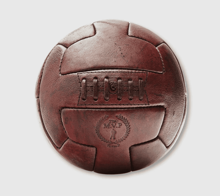 Los primeros balones de futbol no eran perfectamente esféricos, pero con el tiempo se fueron desarrollando técnicas de manufactura en cuero para lograr la esfericidad. – SoyMigrante.com REVISTA