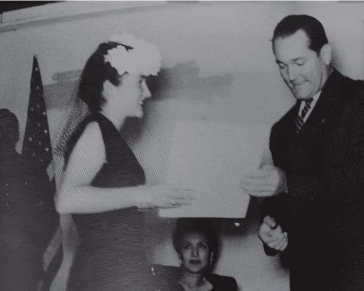 Rina Lazo recibe en 1947 el diploma y la beca de arte en México de manos del presidente Juan José Arévalo.