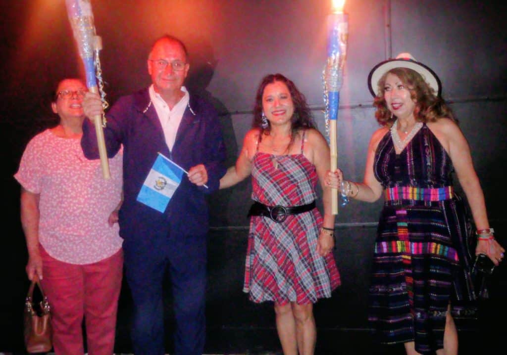 Exseleccionado nacional de futbol Alvaro David Rojas, radicado en Los Angeles desde 1990, portó el fuego patrio en el evento cívico de la Red Migrante Guatemalteca, el domingo 14 de septiembre. – SoyMigrante.com REVISTA