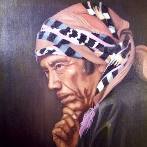 Juan Sisay: el artista guatemalteco que retrató la identidad tz'utuj'il desde dentro. El artista fue asesinado en abril de 1989 después de haber pintado acerca de una masacre cometida en Santiago Atitlán durante el conflicto armado interno. (Retrato por Miguel Chávez) – SoyMigrante.com REVISTA