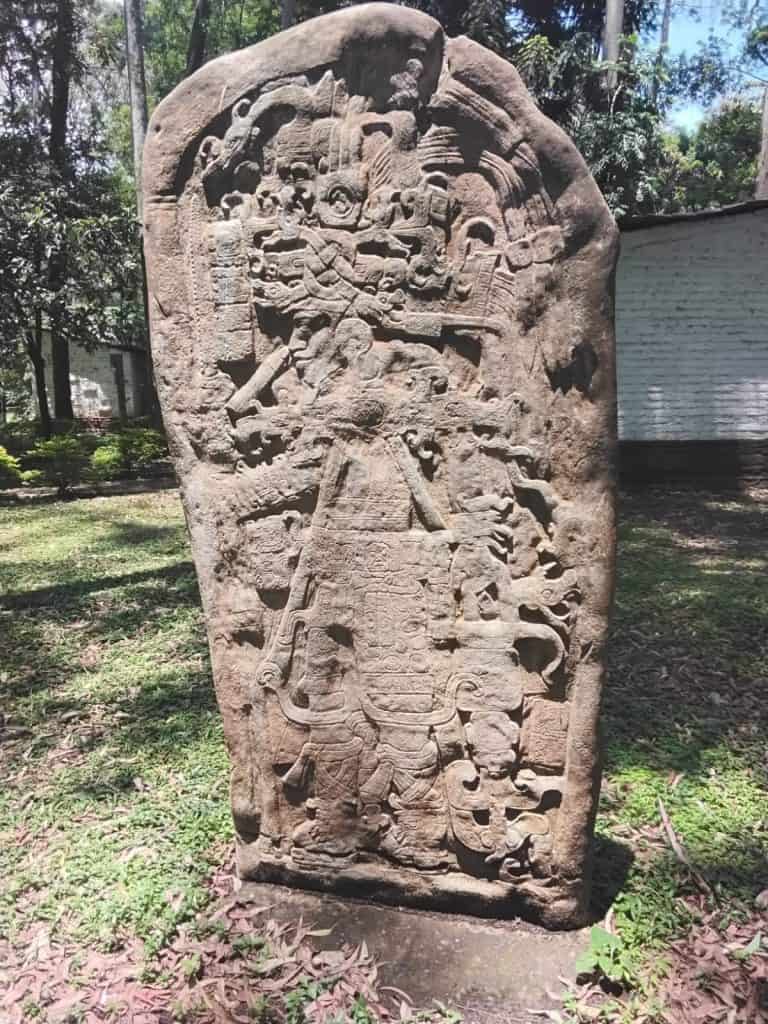 En el parque de Naciones Unidas se pueden encontrar objetos mayas. (Foto: Abel Juárez) – SoyMigrante.com REVISTA