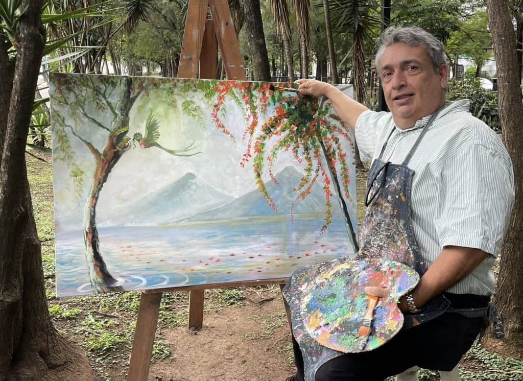 Alejandro Wer nació en Guatemala en 1958. Estudió pintura en la Escuela de Arte y Diseño de Nueva York y actualmente trabaja desde Antigua Guatemala. – SoyMigrante.com REVISTA
