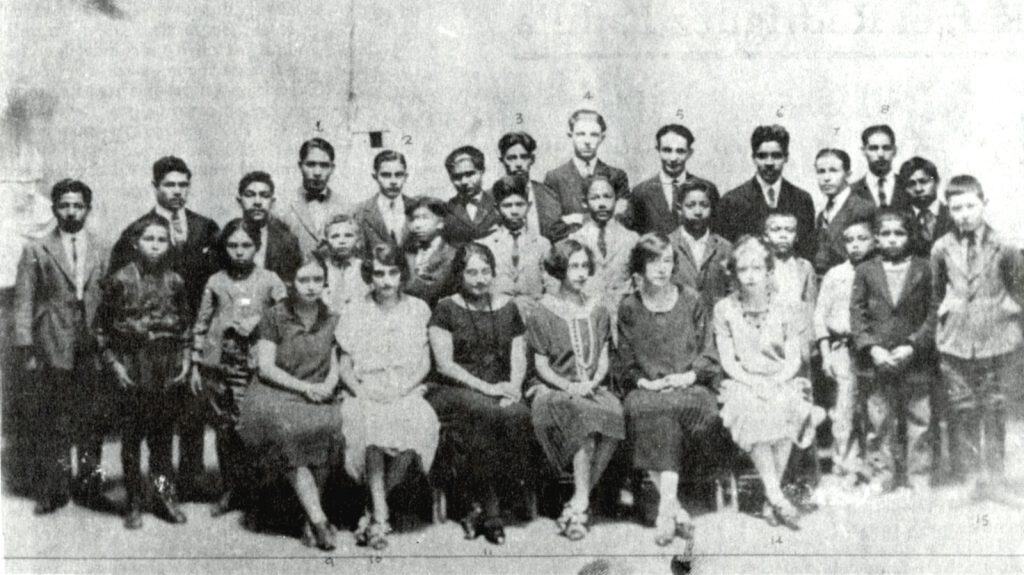 Antonia Matos cuando estudiaba arte en París, junto a un grupo de alumnos. Ella está sentada enmedio. – SoyMigrante.com REVISTA