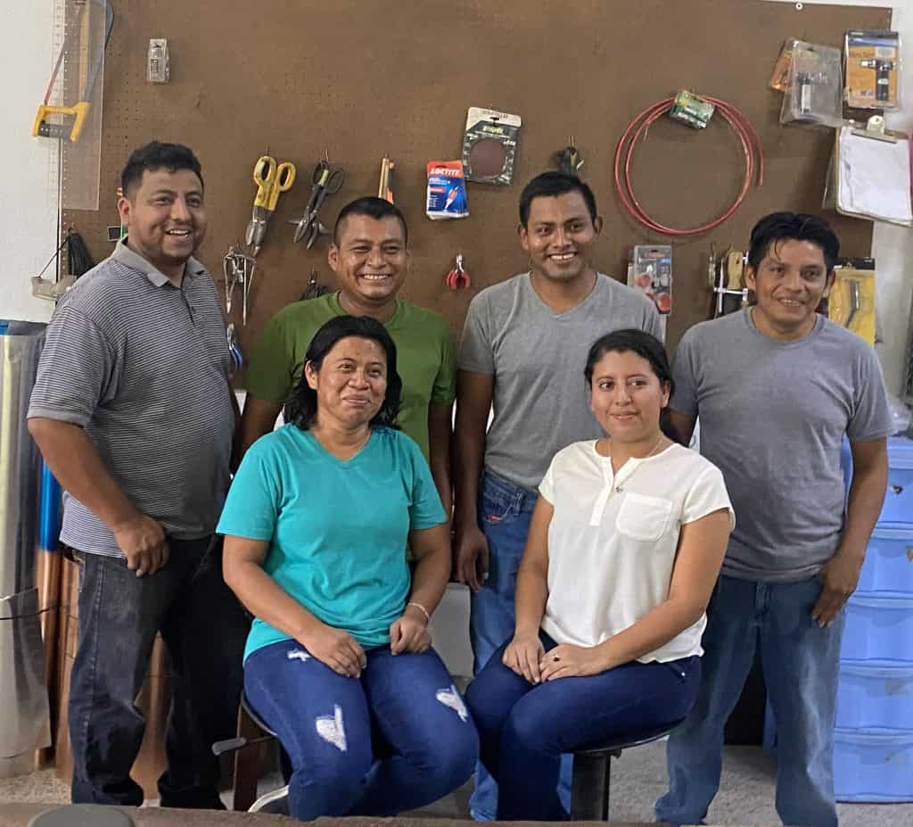 Algunos de los integrantes del equipo artesanal de Chick Boss en Petén, Guatemala, cuyo trabajo fue galardonado en Nueva York. – SoyMigrante.com REVISTA