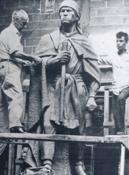 El artista guatemalteco Rodolfo Galeotti Torres esculpió un monumento a Atanasio Tzul, el cual se encuentra en Totonicapán. – SoyMigrante.com REVISTA