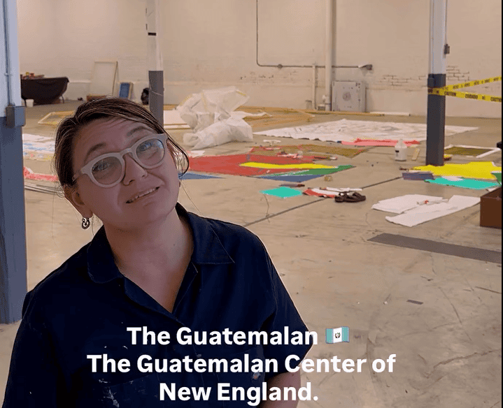 La artista Magda León ha dirigido talleres de elaboración de barriletes que a la vez aportaron temáticas y conceptos para plasmar la pieza gigante que está en plena elaboración en jornadas que se extienden hasta casi la medianoche, para poder presentarlo. – SoyMigrante.com REVISTA