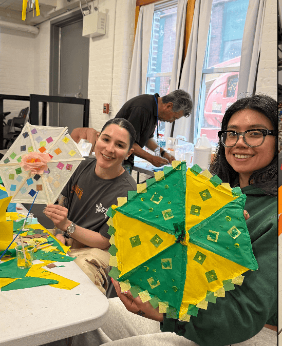 Entre mayo y agosto se desarrollaron los talleres de barriletes, dirigidos por Magda León, en el Guatemalan Center de New England, con activa y abundante participación de migrantes de varias nacionalidades. (Foto cortesía Magda León) – SoyMigrante.com REVISTA