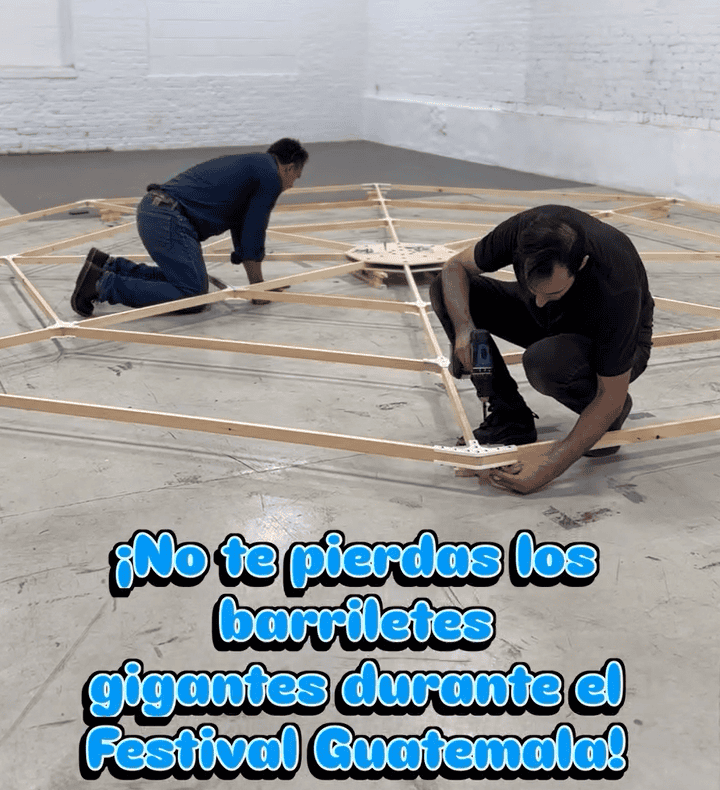 La estructura del barrilete gigante debía cumplir con normativas locales de seguridad. Sobre este hexágono de 6 metros se colocará el lienzo con el mosaico creado por Magda León e inspirado en la participación colectiva de los talleres efectuados desde mayo de 2025 en el Guatemalan Center de New England. (Foto cortesía Magda León) – SoyMigrante.com REVISTA