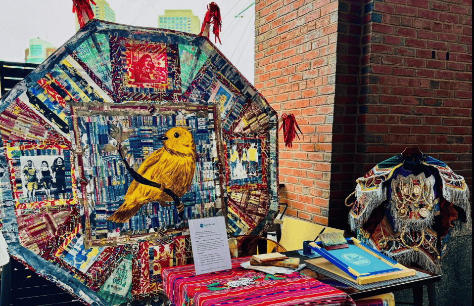 El proyecto de barriletes gigantes abarca la construcción de 4 piezas, que serán expuestas en un museo a partir de 2027. Sin embargo, la artista Magda León ya ha venido trabajando bajo este concepto previamente, como parte de su convicción por mantener y proyectar la identidad multicultural guatemalteca. – SoyMigrante.com REVISTA