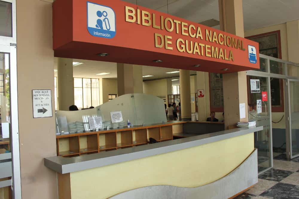 La biblioteca nacional está llena de libros que cuentan la historia de Guatemala. (Foto: INGUAT) – SoyMigrante.com REVISTA