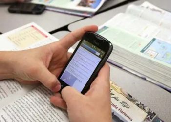 Crece el apoyo en EE. UU. para prohibir celulares en las escuelas