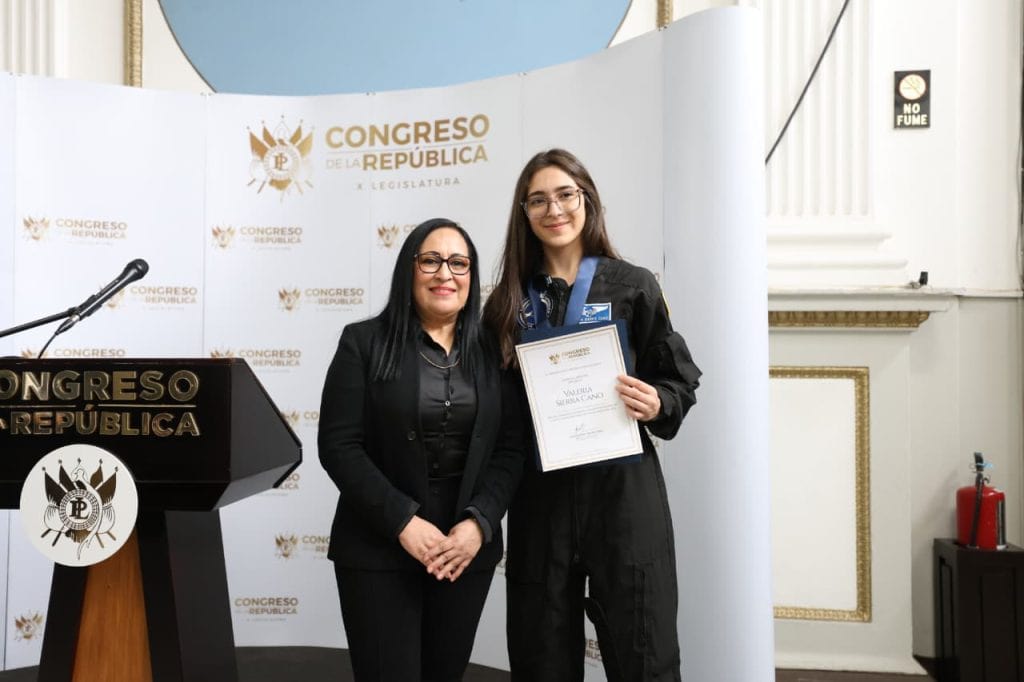 Valeria Sierra Cano recibió un diploma de reconocimiento por haber estado becada en la NASA. Fue entregado por la diputada Sandra Milián. – SoyMigrante.com REVISTA