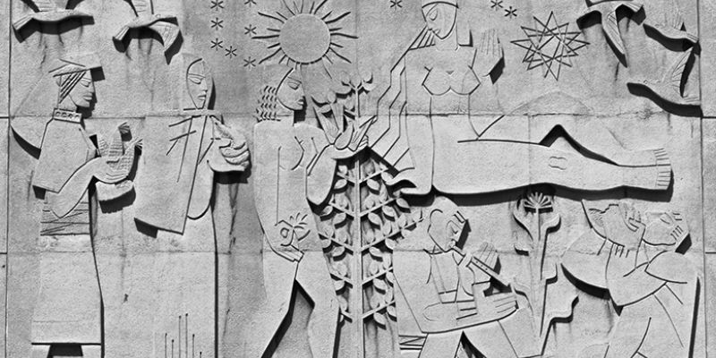 Dagoberto Vásquez representó la creación según la cosmovisión maya en uno de los relieves de la Municipalidad de Guatemala. – SoyMigrante.com REVISTA