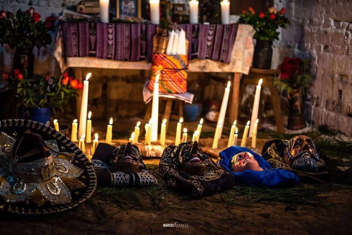 La velación de las máscaras de danzantes es uno de los momentos más importantes: porque se pide permiso a Dios y a los ancestros para efectuar el ritual (Foto Marcos Zarate)