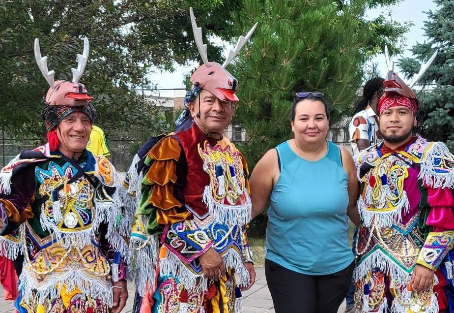 A través del Centro Cultural Ix Balam, David Aguilar Carranza, al centro, impulsa las danzas mayas y tradiciones guatemaltecas. Ha efectuado presentaciones en festivales y en centros culturales de Canadá. (Foto cortesía Centro Cultural Ix Balam) – SoyMigrante.com REVISTA