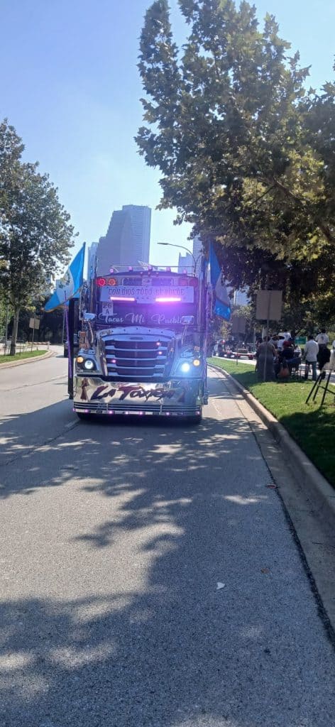 El autobús de taquería Mi Pueblito, fundada por migrantes guatemaltecos, llamó la atención durante el recorrido (Foto cortesía Chapines de Corazón)