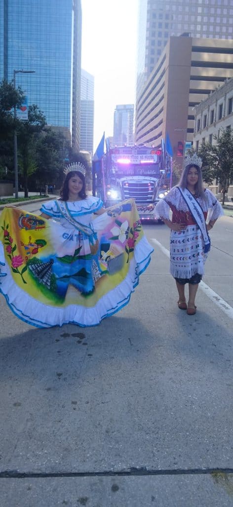 Los trajes de las reinas guatemaltecas fueron elogiados por los asistentes (Foto cortesía Chapines de Corazón)