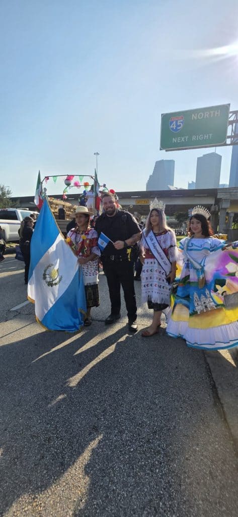 La hermandad entre guatemaltecos, centroamericanos y mexicanos se hizo sentir en el desfile de Independencia de Houston, (Foto Chapines de Corazón)