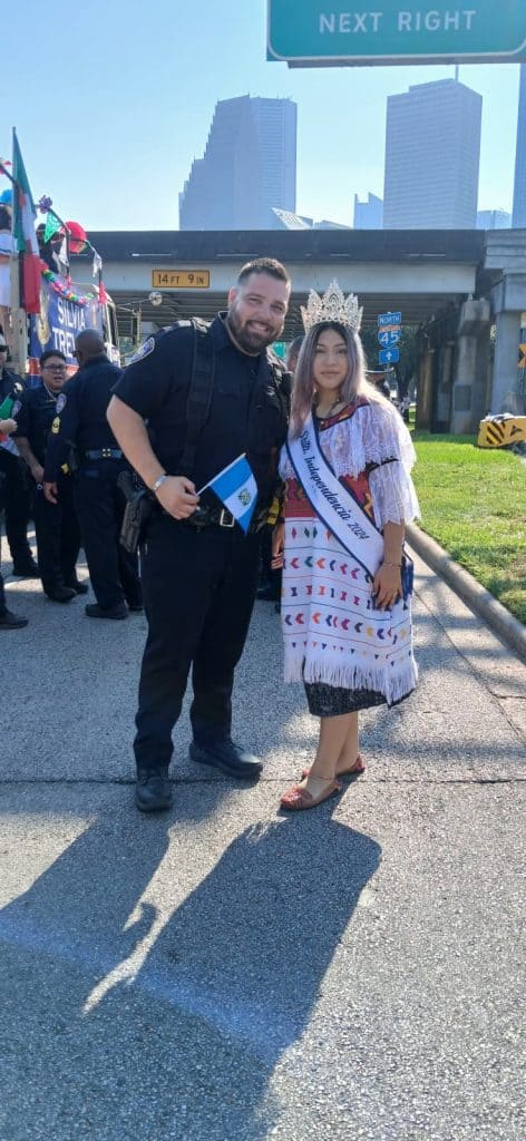 El agente policial Juan Gil, de raíces guatemaltecas, también estuvo presente en la conmemoración (Foto cortesía Chapines de Corazón)