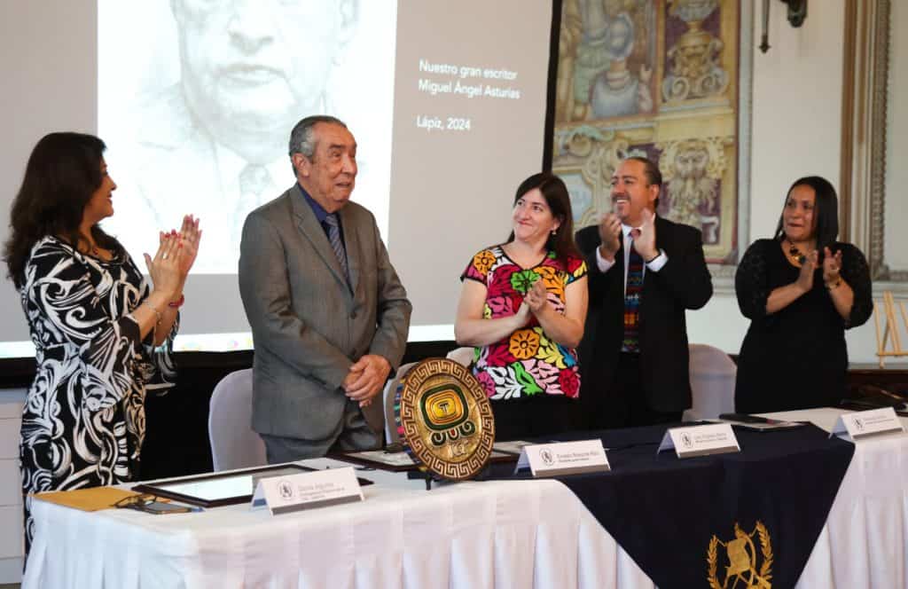 Ernesto Boesche es prácticamente el último gran maestro de toda una generación brillante. Ha recibido varios homenajes a su trayectoria y creación. Entrega del reconocimiento Da Vinci 2025, de la ONU. – SoyMigrante.com REVISTA