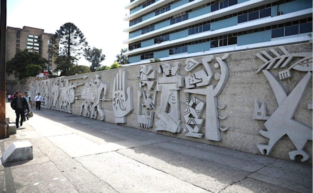 Mural Nacionalidad Guatemalteca, de Roberto González Goyri, frente a la sede central del Instituto Guatemalteco de Seguridad Social, IGSS, en el Centro Cívico de Guatemala. – SoyMigrante.com REVISTA