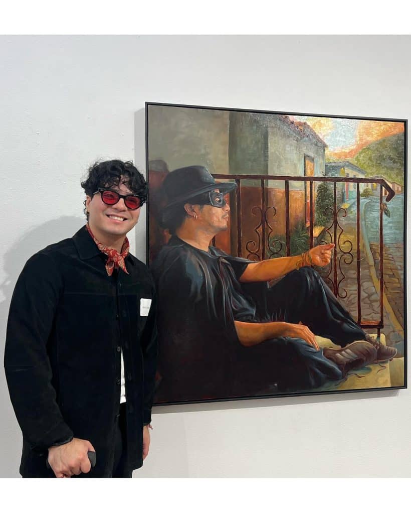 Johnny Castillo junto a una de las pinturas de la serie Ecos de Casa, en la que recuerda, transforma y revela el poder de la creatividad sanadora. (Foto cortesía Johnny Castillo) – SoyMigrante.com REVISTA