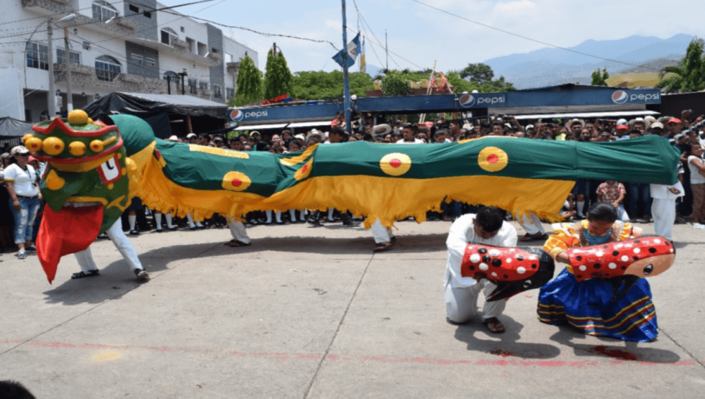 El símbolo de la serpiente es legendario en Mesoamérica y en este caso efectúa un recorrido para atraer las lluvias yla fertilidad. – SoyMigrante.com REVISTA