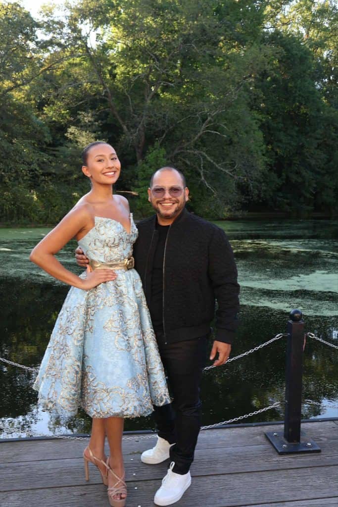 Keyla Morales junto al diseñador venezolano Lázaro Sánchez, quien la invitó a modelar sus diseños en la Semana de la Moda de Nueva York 2025. – SoyMigrante.com REVISTA