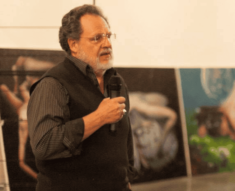 Manolo Gallardo (1936-2021) siempre compartió con generosidad sus conocimientos, con estudiantes de arte o en otros foros, como esta conferencia en el Club Fotográfico de Guatemala. – SoyMigrante.com REVISTA