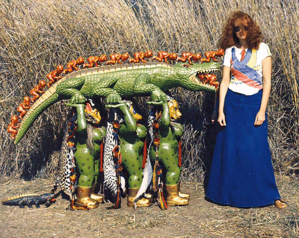 Rostro gigante en el arte mexicano con mujer y artefactos culturales, resaltando diversidad y cultura indígena en revista SoyMigrante.com REVISTA. – SoyMigrante.com REVISTA