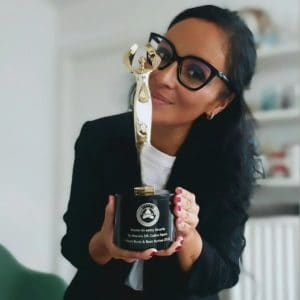 Guatemalteca Mariela SR Coline Fanon y su premio Ebobea 2025 a Mejor Libro por Mamá No estoy Muerta – SoyMigrante.com REVISTA