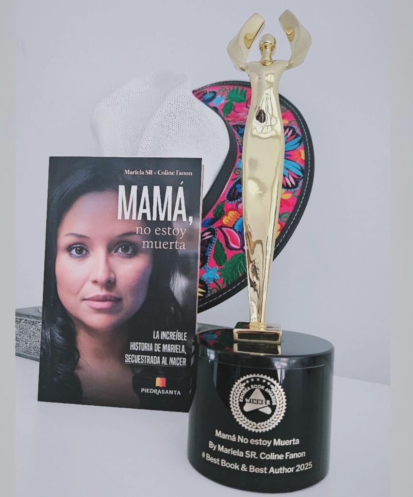 El reconocimiento para el libro Mamá no estoy muerta, fue triple porque recibió los galardones a Mejor Autor, Autor más inspirador y Mejor Libro. (Fotografía Mariela SR Coline Fanon) – SoyMigrante.com REVISTA