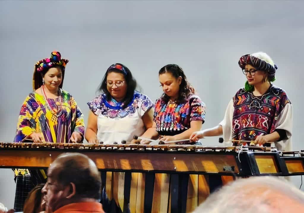 La marimba de concierto del Ministerio de Cultura fue fundada en 2002. Su repertorio incluye temas clásicos guatemaltecos y también adaptaciones de piezas que no fueron creadas para marimba, pero cuya versatilidad permite interpretar con exactitud. (Foto Marimba Femenina de Concierto) – SoyMigrante.com REVISTA