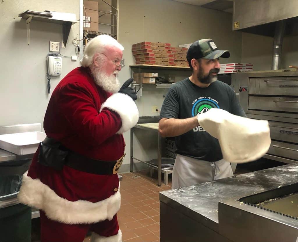 Marino, un italiano que tenía un restaurante le enseñó a Mario Cárdenas, en su juventud, claves de preparación de la pizza y otros platillos, que se convirtieron en la joya de la corona de su sabor actual. (Facebook Mario Cárdenas) – SoyMigrante.com REVISTA